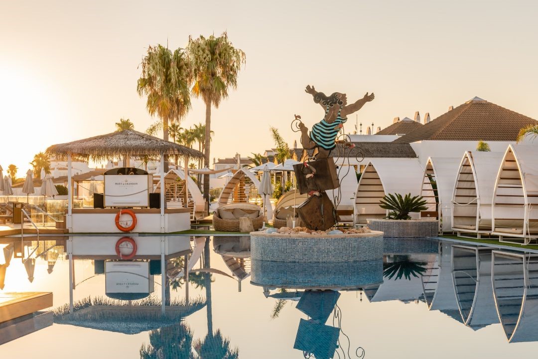 Arena Beach Club Menorca & Restaurante Tailand�s Thai Garden