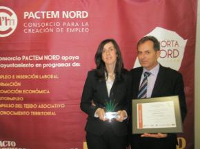 Vicente Puchol y Rosa Mara Piquer recogiendo el Premio Pactem Nord
