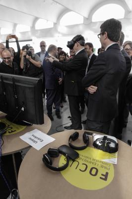 El President de la Generalitat probando las gafas de realidad virtual de Utopic Estudios