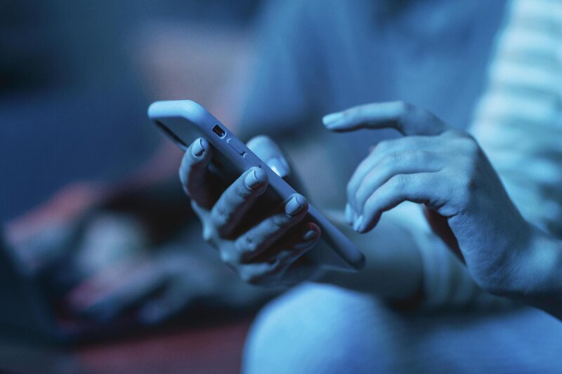 Reino Unido veta redes sociales a menores de 16 años